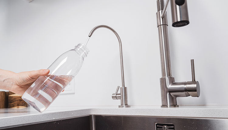 Reverse osmosis water system producing purified water in kitchen