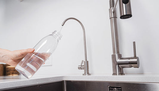 Reverse osmosis water system producing purified water in kitchen